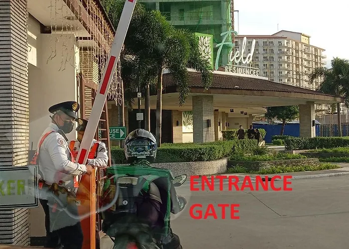 Apartment Lovely 2-br W/balcony In Sm-sucat, Paranaque