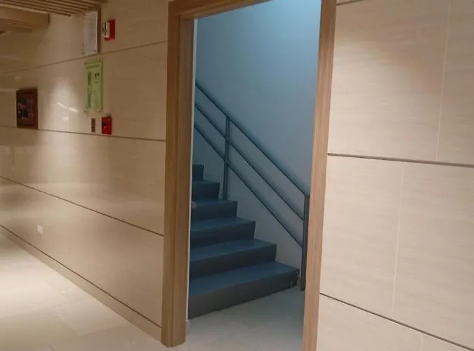 Lovely 2-br W/balcony In Sm-sucat, Paranaque Apartment *