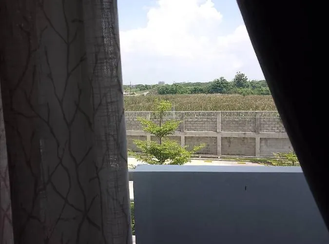 Apartment Lovely 2-br W/balcony In Sm-sucat, Paranaque *