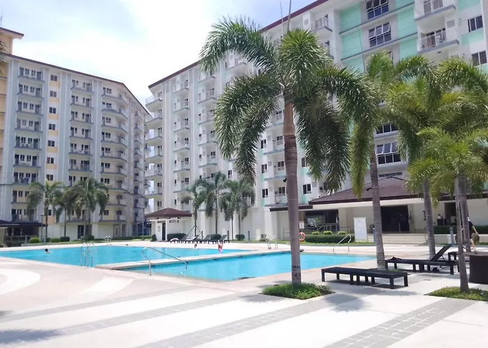 Apartment Lovely 2-br W/balcony In Sm-sucat, Paranaque